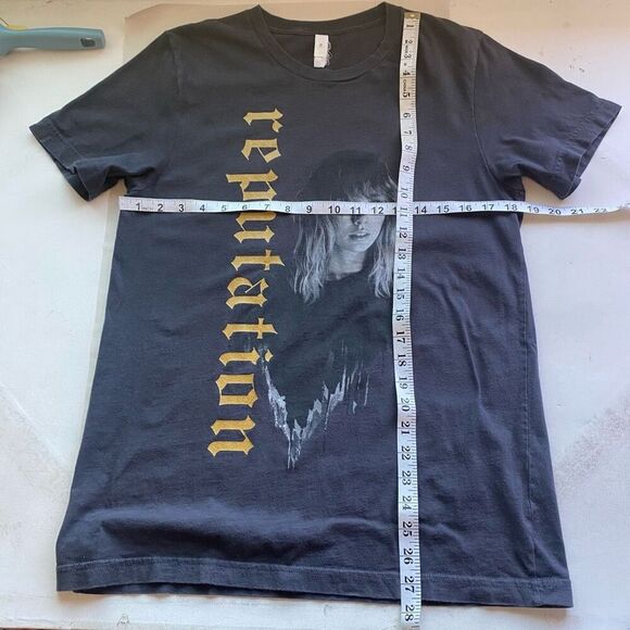 Taylor Swift 2018 Reputation Tour T-shirt Women’s Medium Gold Grey Swiftie Conce - Picture 2 of 8